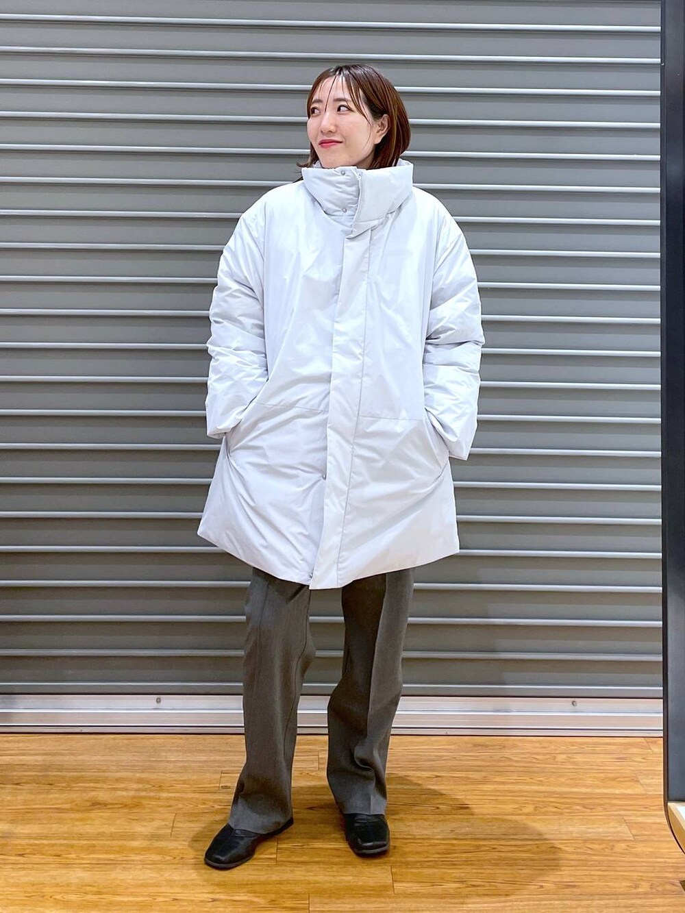 グレー系のその他パンツ、グレー系のニット/セーター、ホワイト系のTシャツ/カットソーを着用したレディースの秋コーディネートの8枚目の写真