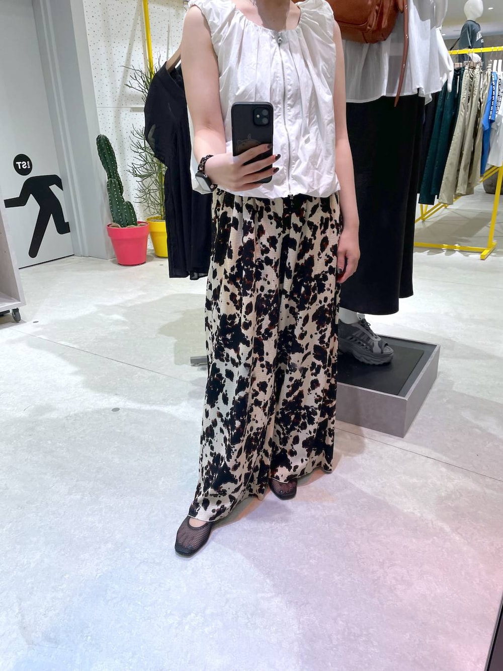 ベージュ系のその他パンツ、ホワイト系のシャツ/ブラウスを着用したレディースの夏コーディネートの2枚目の写真