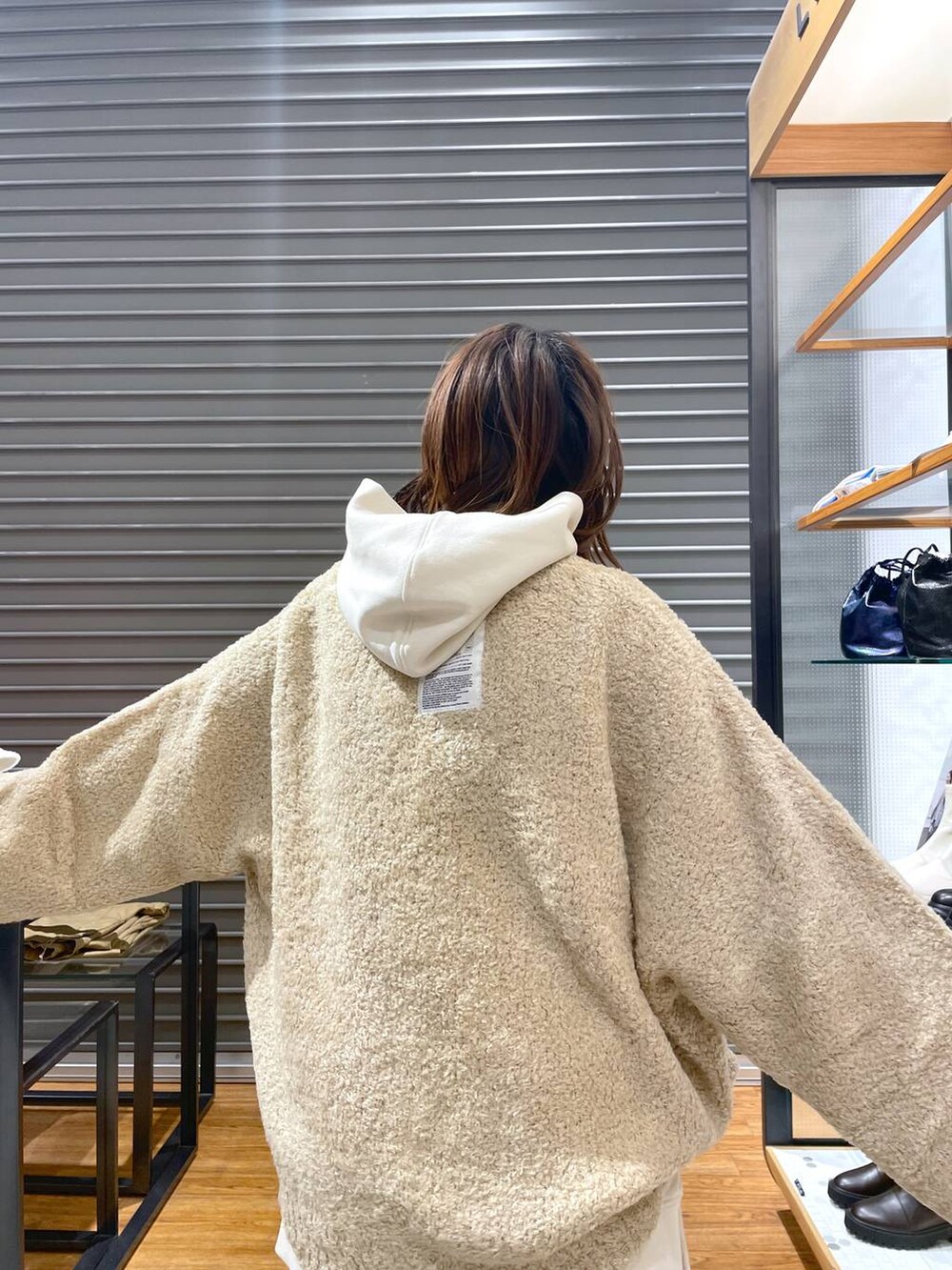 ホワイト系のパーカーを着用したレディースの冬コーディネートの4枚目の写真