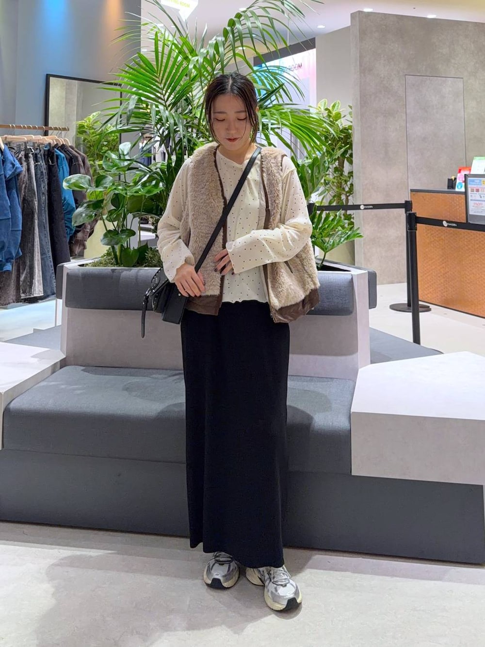 ブラック系のショルダーバッグ、その他のTシャツ/カットソー、ブラウン系のベストを着用したレディースの秋コーディネートの2枚目の写真
