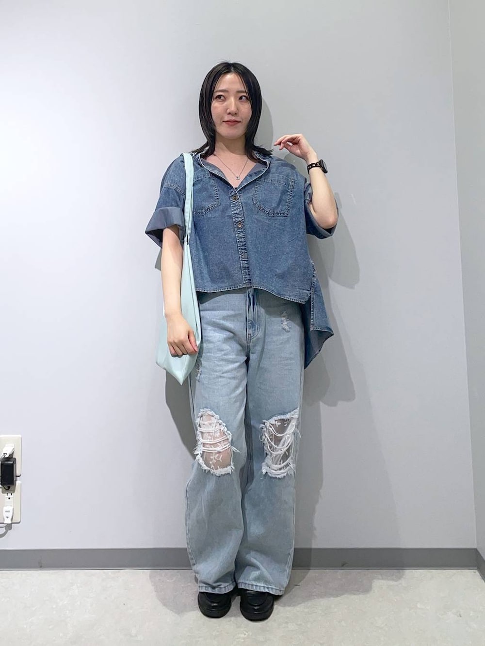 ブルー系のデニムパンツ、ブルー系のシャツ/ブラウスを着用したレディースの春コーディネートの2枚目の写真
