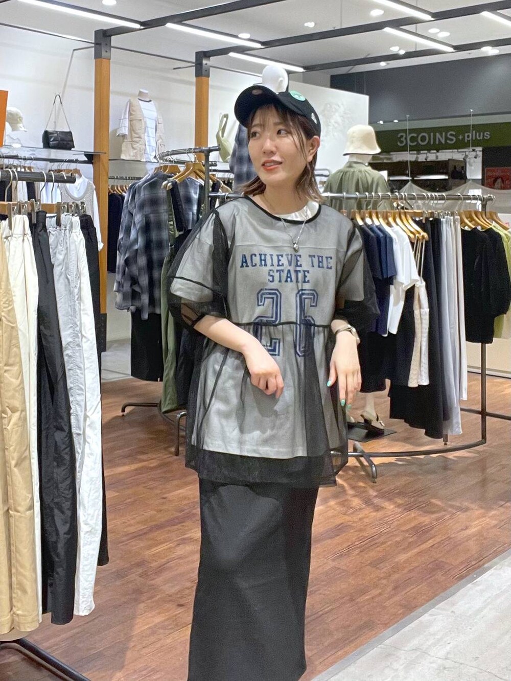 ホワイト系のTシャツ/カットソー、ブラック系のスカート、ブラック系のシャツ/ブラウスを着用したレディースの春コーディネートの2枚目の写真