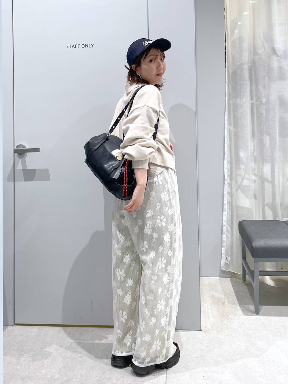 ベージュ系のその他パンツ、ブラック系のボストンバッグ、ベージュ系のデニムパンツを着用したレディースの冬コーディネートの4枚目の写真