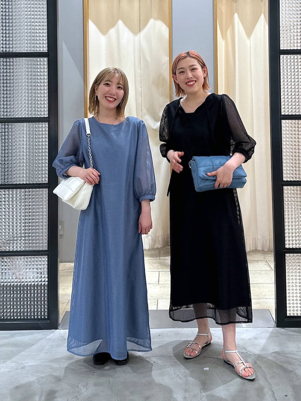 ホワイト系のショルダーバッグ、シルバー系のサンダル、ブルー系のドレスを着用したレディースの春コーディネートの4枚目の写真