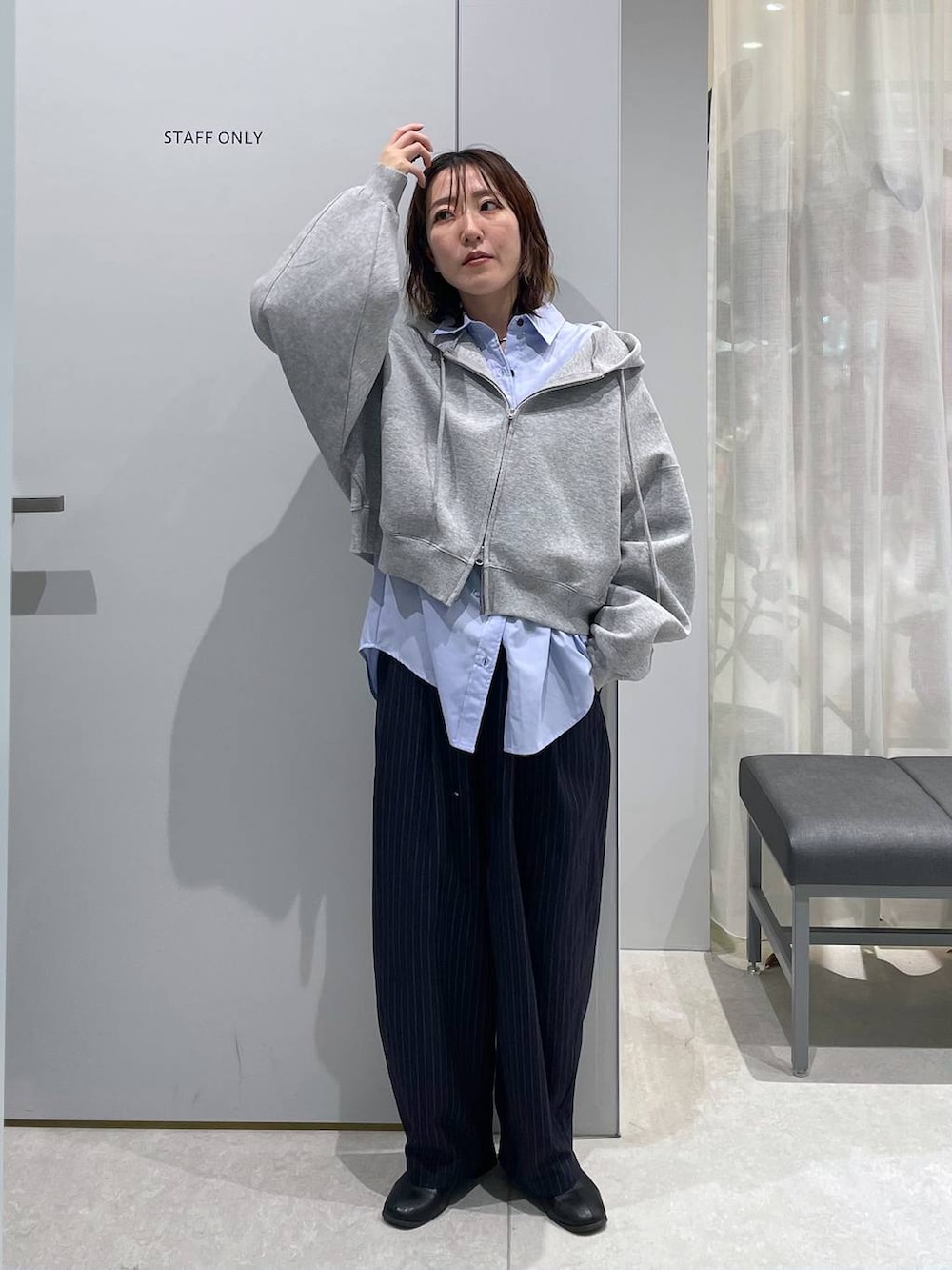 ブルー系のその他パンツ、ブルー系のシャツ/ブラウス、グレー系のパーカーを着用したレディースの春コーディネートの2枚目の写真