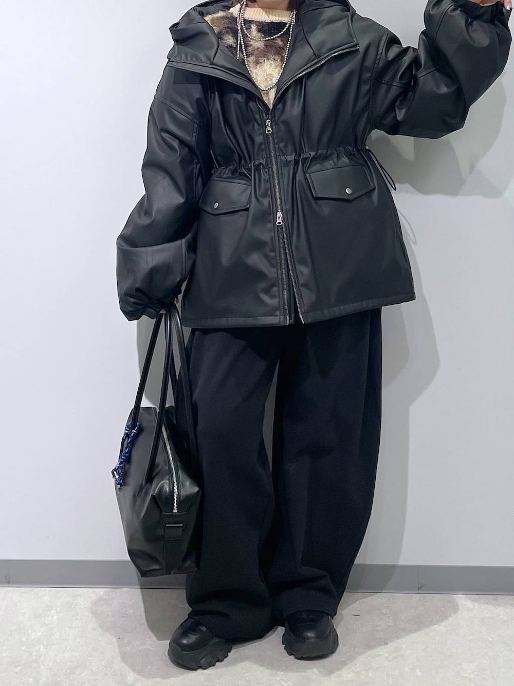 ブラウン系のニット/セーター、ブラック系のボストンバッグ、ブラック系のスウェットパンツを着用したレディースの冬コーディネートの2枚目の写真