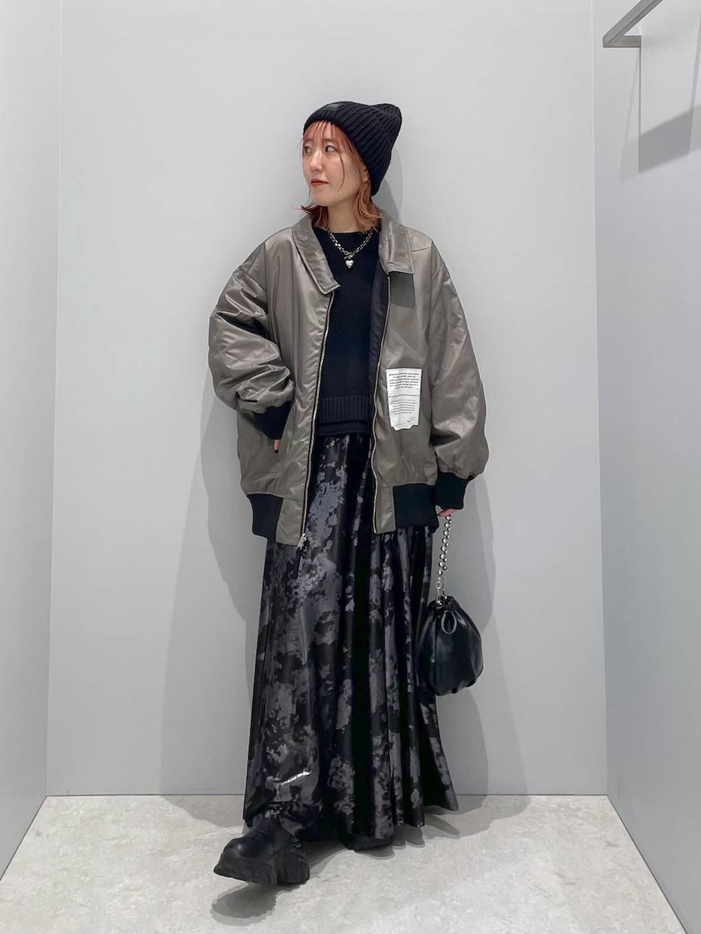 「低身長、カジュアル、ベーシック/シンプル、体型カバー、高見え、ゆったり、LEPSIM」｜「LAKOLEのチェーンハンドル2WAYショルダーバッグ / 132223（ショルダーバッグ、ブラック系）」を使った、manaさん（レディース・153cm）の秋コーディネートの3枚目の写真