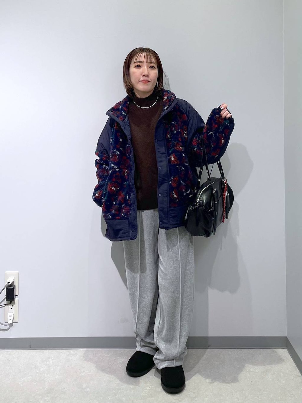 ブルー系のその他アウター、グレー系のその他パンツ、ブラウン系のニット/セーターを着用したレディースの冬コーディネートの3枚目の写真