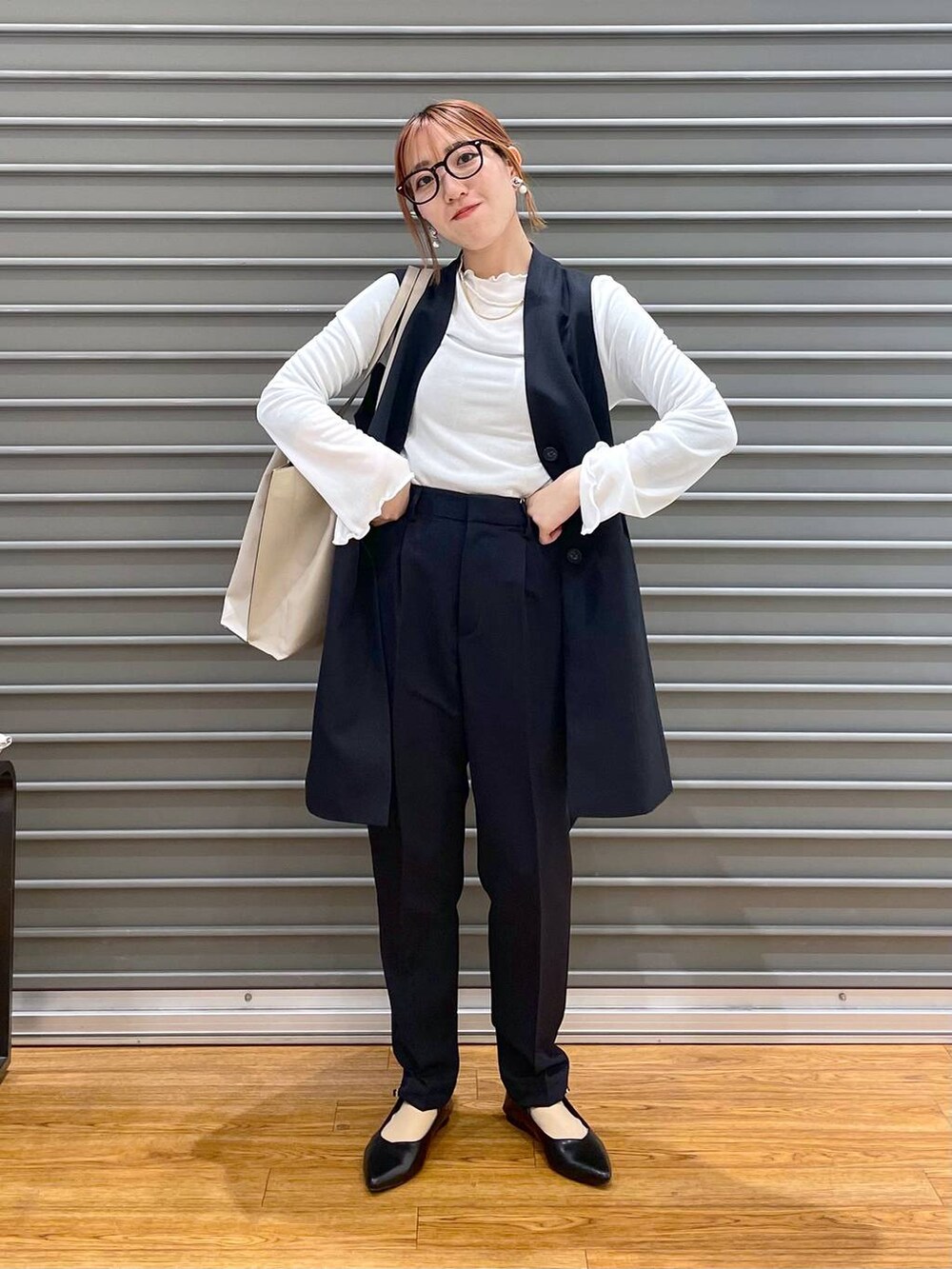 ホワイト系のTシャツ/カットソー、ベージュ系のトートバッグ、ブルー系のその他パンツを着用したレディースの冬コーディネートの2枚目の写真