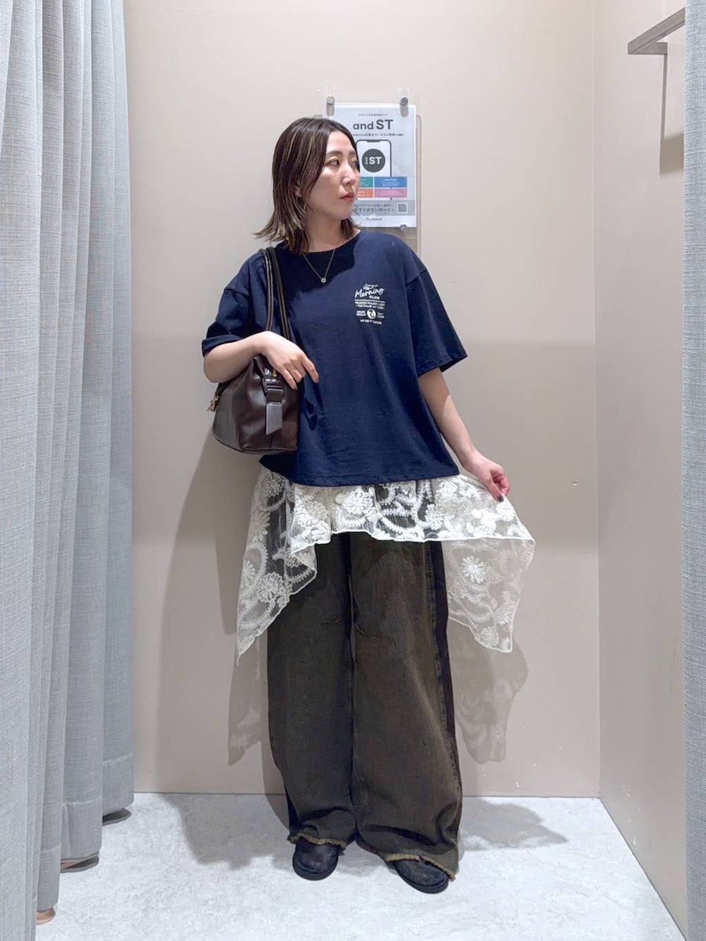 ブラウン系のボストンバッグ、ホワイト系のその他トップス、ブラウン系のデニムパンツを着用したレディースの夏コーディネートの2枚目の写真