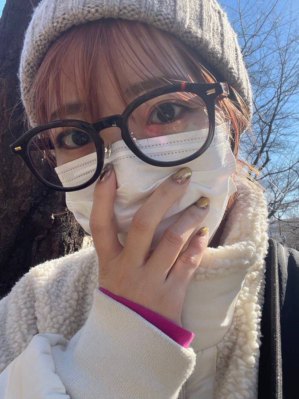 ホワイト系のその他アウター、レッド系のTシャツ/カットソーを着用したレディースの冬コーディネートの2枚目の写真