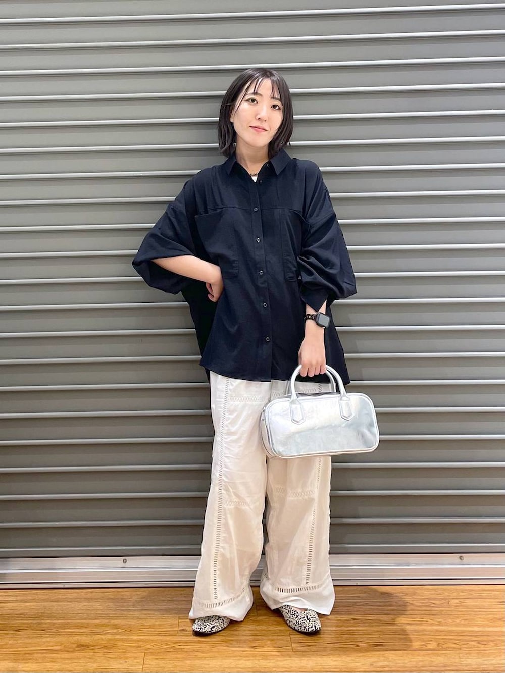 シルバー系のボストンバッグ、ホワイト系のその他パンツ、ホワイト系のパンプスを着用したレディースの秋コーディネートの2枚目の写真