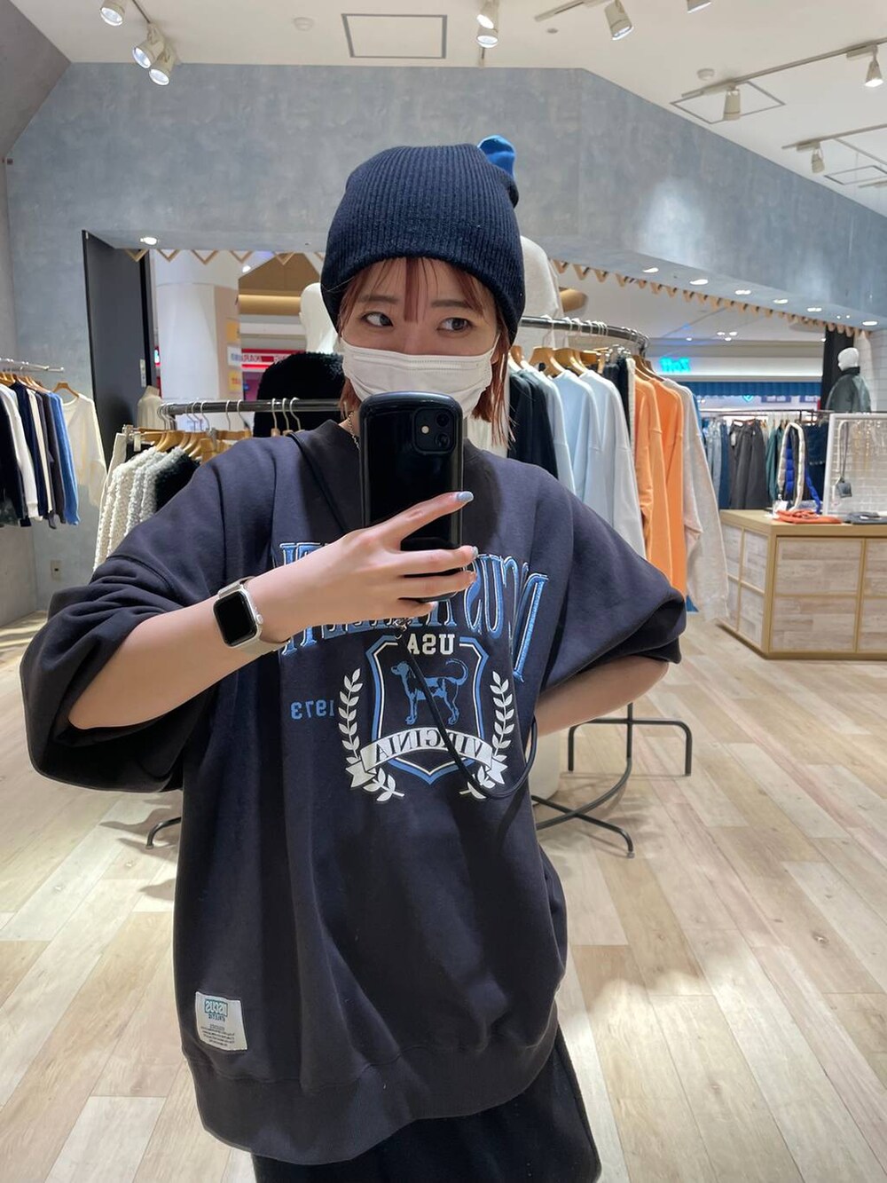 グレー系のスウェット、ブラック系のその他パンツを着用したレディースの冬コーディネートの4枚目の写真