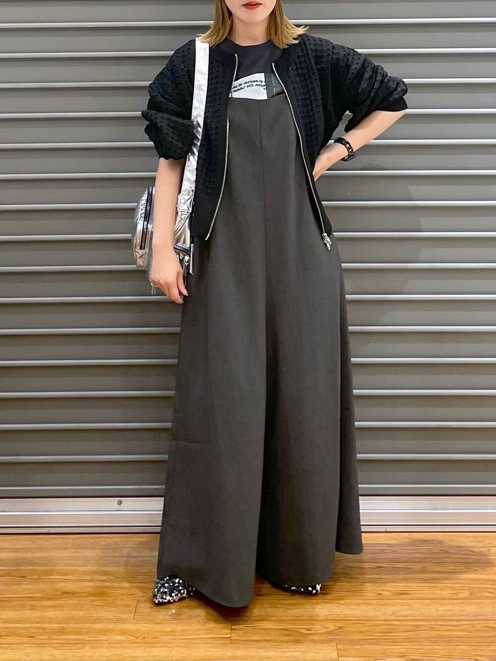 シルバー系のショルダーバッグ、シルバー系のパンプス、ブラック系のカーディガン/ボレロを着用したレディースの秋コーディネートの3枚目の写真