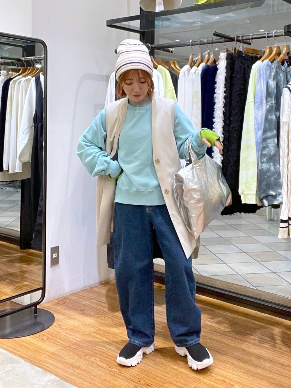 ブルー系のデニムパンツ、ブルー系のTシャツ/カットソー、シルバー系のトートバッグを着用したレディースの春コーディネートの2枚目の写真