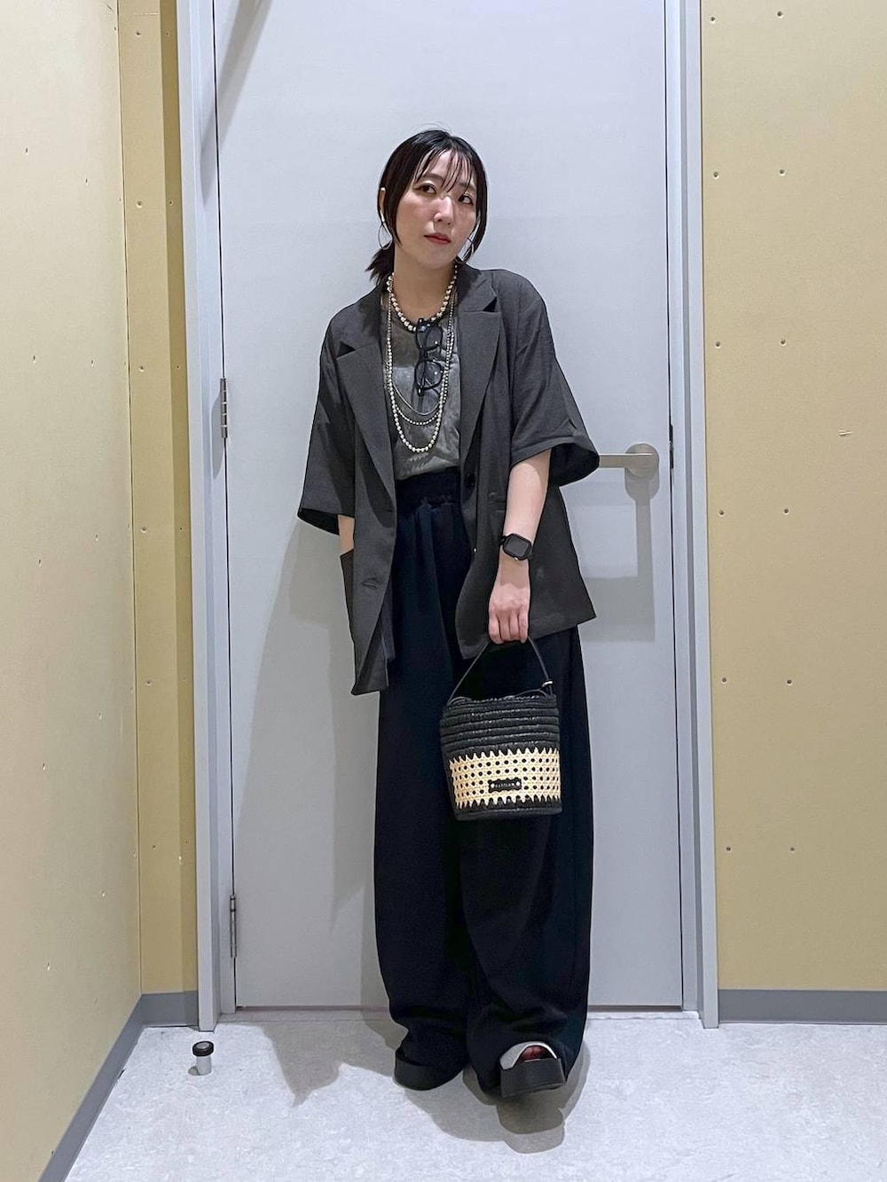 「低身長、カジュアル、ベーシック/シンプル、高見え、ゆったり、モノトーン、シンプルコーデ、大人カジュアル、きれいめカジュアル」｜「LOWRYS FARMのホップサックジャケットＳＳ253196（テーラードジャケット、グレー系）」を使った、manaさん（レディース・153cm）の夏コーディネートの3枚目の写真