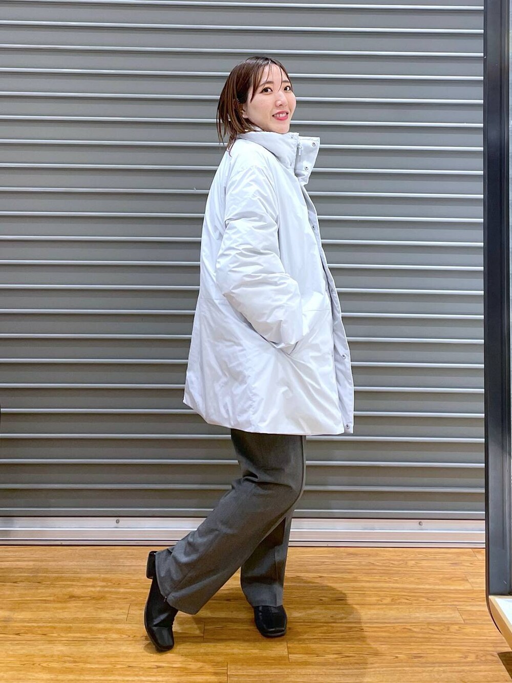 グレー系のその他パンツ、グレー系のニット/セーター、ホワイト系のTシャツ/カットソーを着用したレディースの秋コーディネートの7枚目の写真