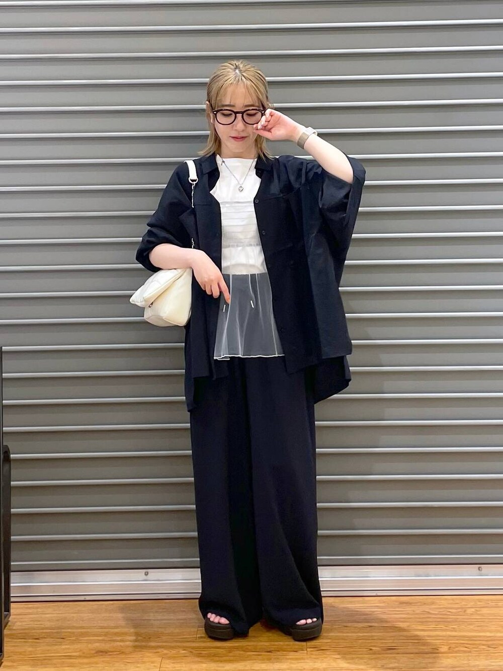 ホワイト系のTシャツ/カットソー、ブルー系のその他パンツ、ブルー系のシャツ/ブラウスを着用したレディースの春コーディネートの2枚目の写真