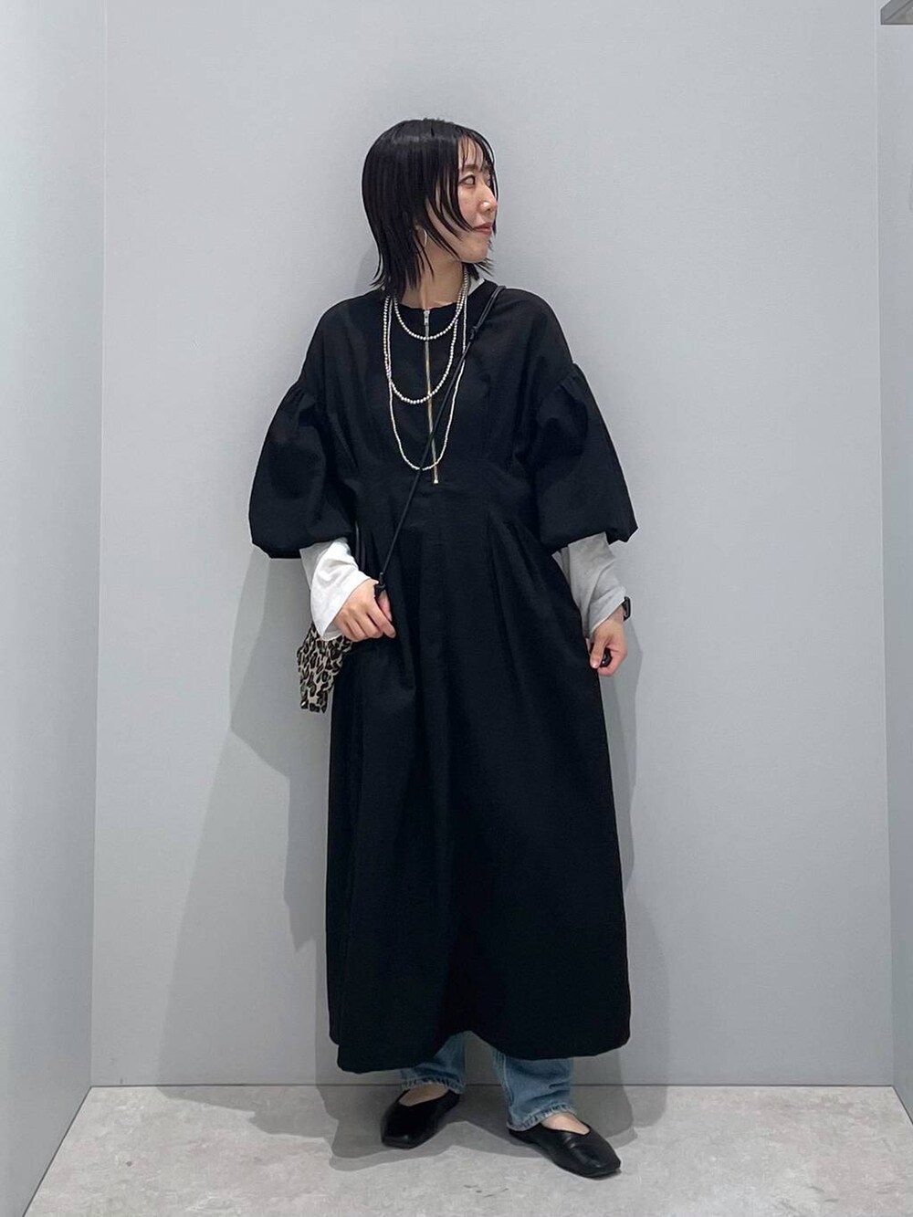 「低身長、カジュアル、ベーシック/シンプル、高見え、ゆったり、モノトーン、シンプルコーデ、大人カジュアル、きれいめカジュアル」｜「LOWRYS FARMのコクーンZIPワンピース　 133571（ワンピース、ブラック系）」を使った、manaさん（レディース・153cm）の夏コーディネートの2枚目の写真