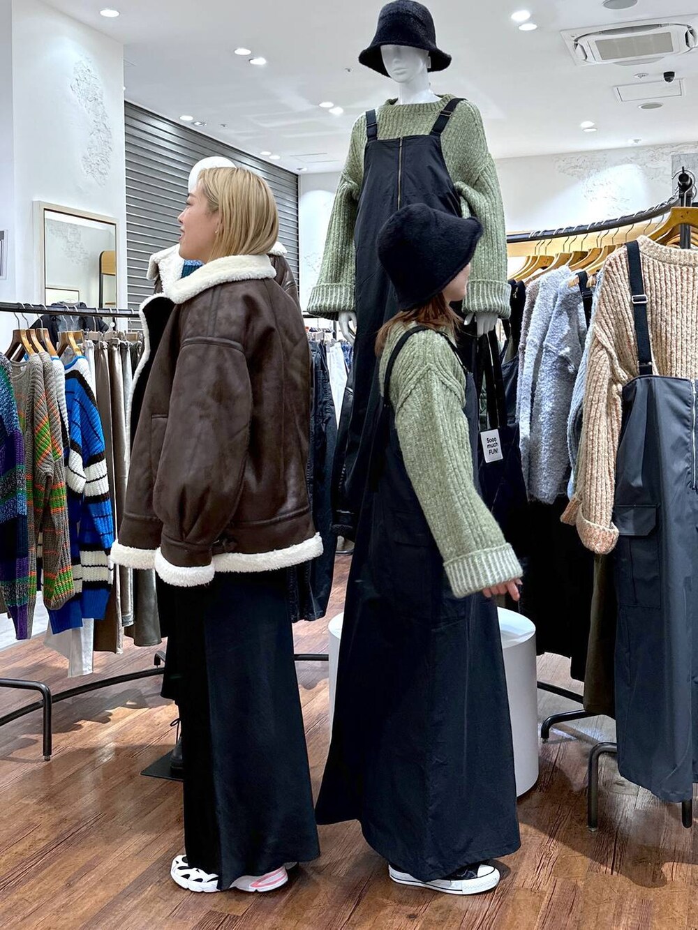 ブラウン系のその他アウター、ブラック系のスカート、グリーン系のニット/セーターを着用したレディースの冬コーディネートの3枚目の写真