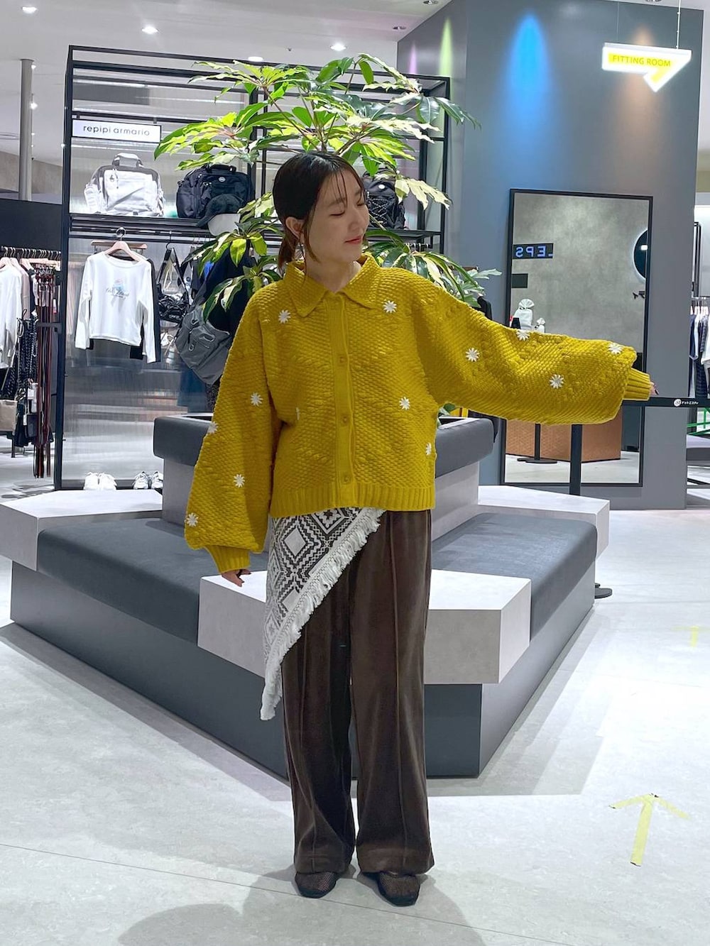 ブラウン系のその他パンツ、イエロー系のカーディガン/ボレロ、ホワイト系のバンダナ/スカーフを着用したレディースの秋コーディネートの2枚目の写真