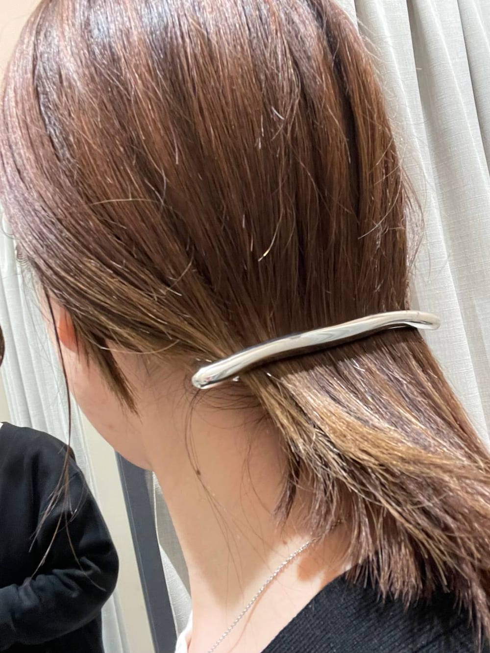 ブラック系のカーディガン/ボレロ、シルバー系のバレッタ/ヘアクリップを着用したレディースの春コーディネートの5枚目の写真