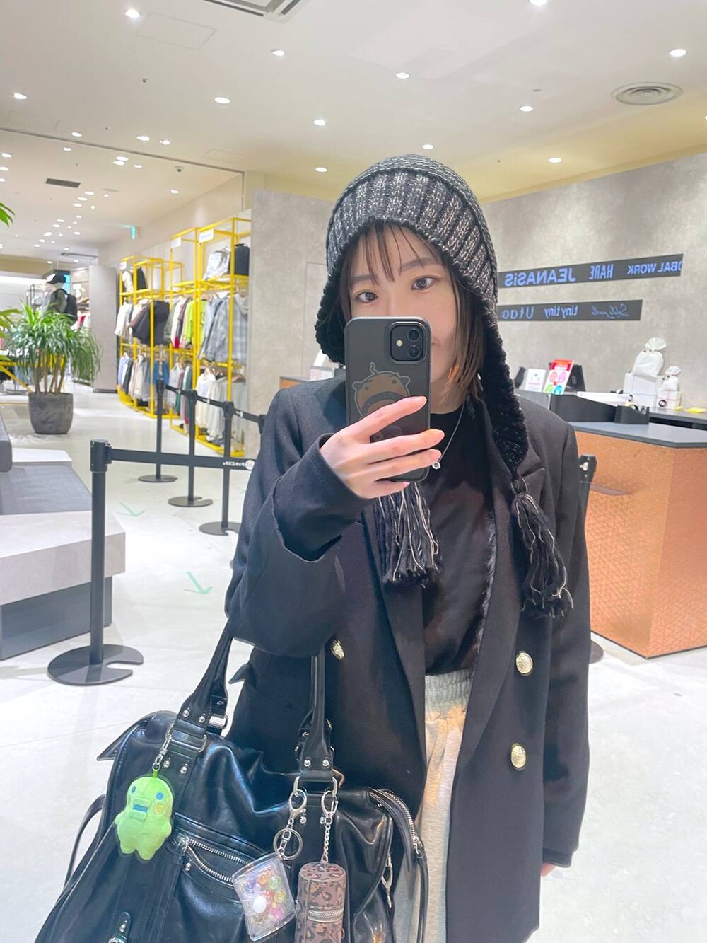 グレー系のスウェットパンツ、グレー系のニットキャップ/ビーニーを着用したレディースの秋コーディネートの4枚目の写真