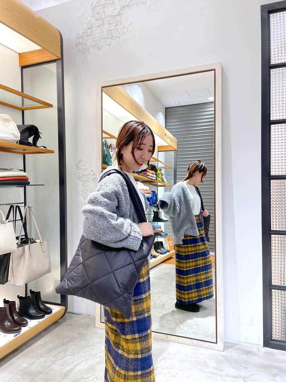 「低身長、カジュアル、ベーシック/シンプル、体型カバー、高見え、ゆったり、LEPSIM」｜「LEPSIMのシャギーチェックスカート　184046（スカート、ブルー系）」を使った、manaさん（レディース・153cm）の冬コーディネートの3枚目の写真