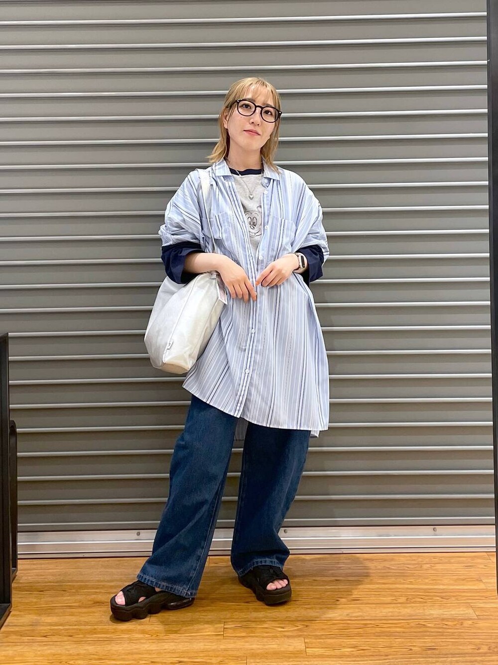 ブルー系のTシャツ/カットソー、ブルー系のデニムパンツ、ブルー系のチュニックを着用したレディースの春コーディネートの2枚目の写真