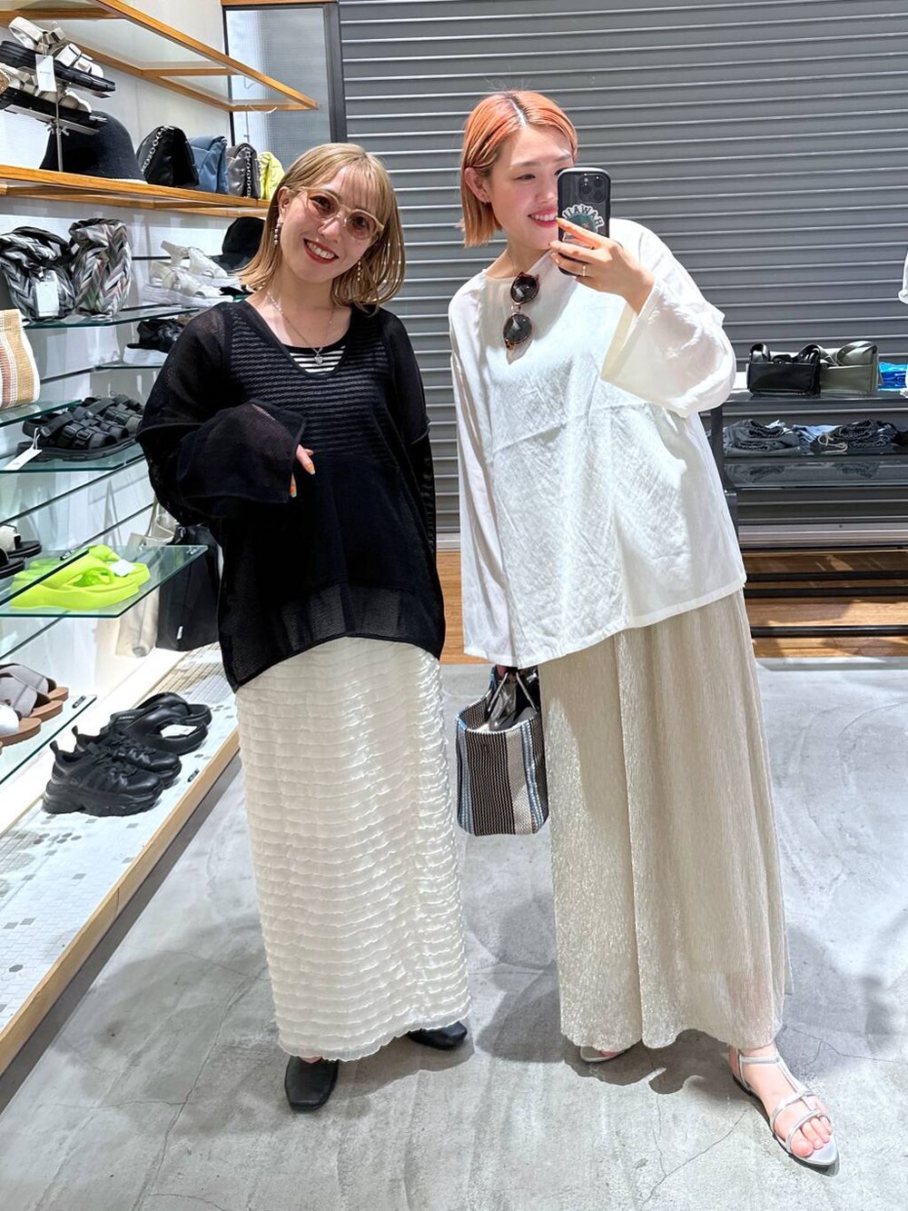 シルバー系のサンダル、ホワイト系のスカート、ホワイト系のTシャツ/カットソーを着用したレディースの春コーディネートの2枚目の写真