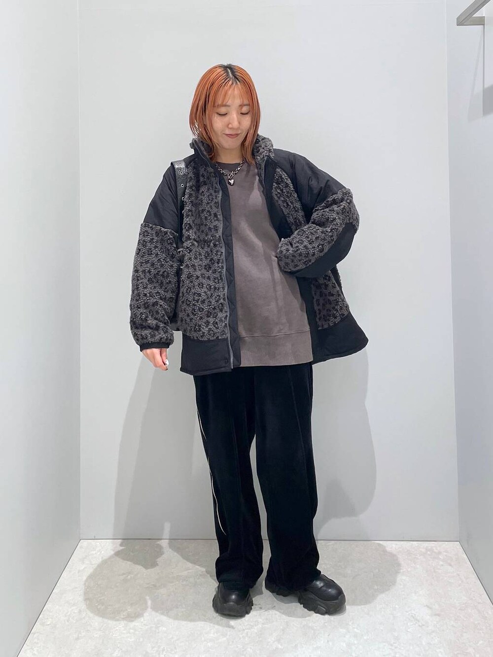 「低身長、カジュアル、ベーシック/シンプル、体型カバー、高見え、ゆったり、LEPSIM」｜「niko and...のラビットタッチベロアパンツ（その他パンツ、ホワイト系）」を使った、manaさん（レディース・153cm）の冬コーディネートの3枚目の写真