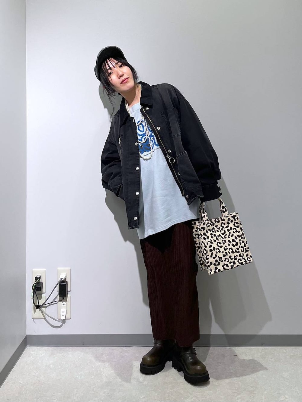 ブルー系のTシャツ/カットソー、ブラウン系のスカート、その他のトートバッグを着用したレディースの春コーディネートの3枚目の写真
