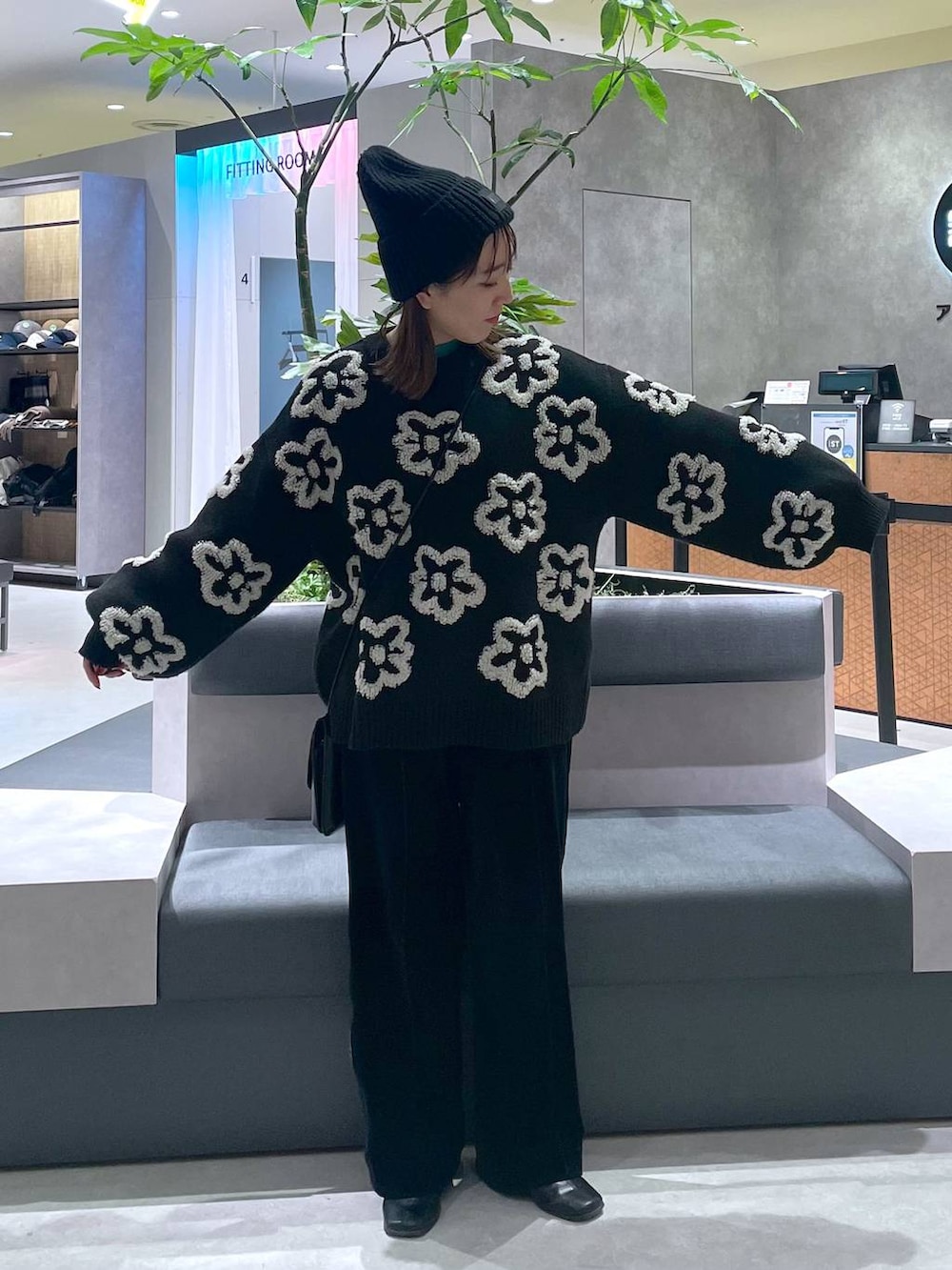 ホワイト系のその他パンツ、ブラック系のニット/セーターを着用したレディースの冬コーディネートの3枚目の写真