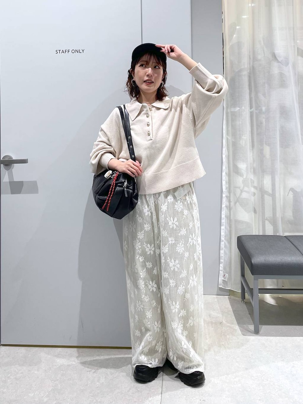 ベージュ系のその他パンツ、ブラック系のボストンバッグ、ベージュ系のデニムパンツを着用したレディースの冬コーディネートの2枚目の写真