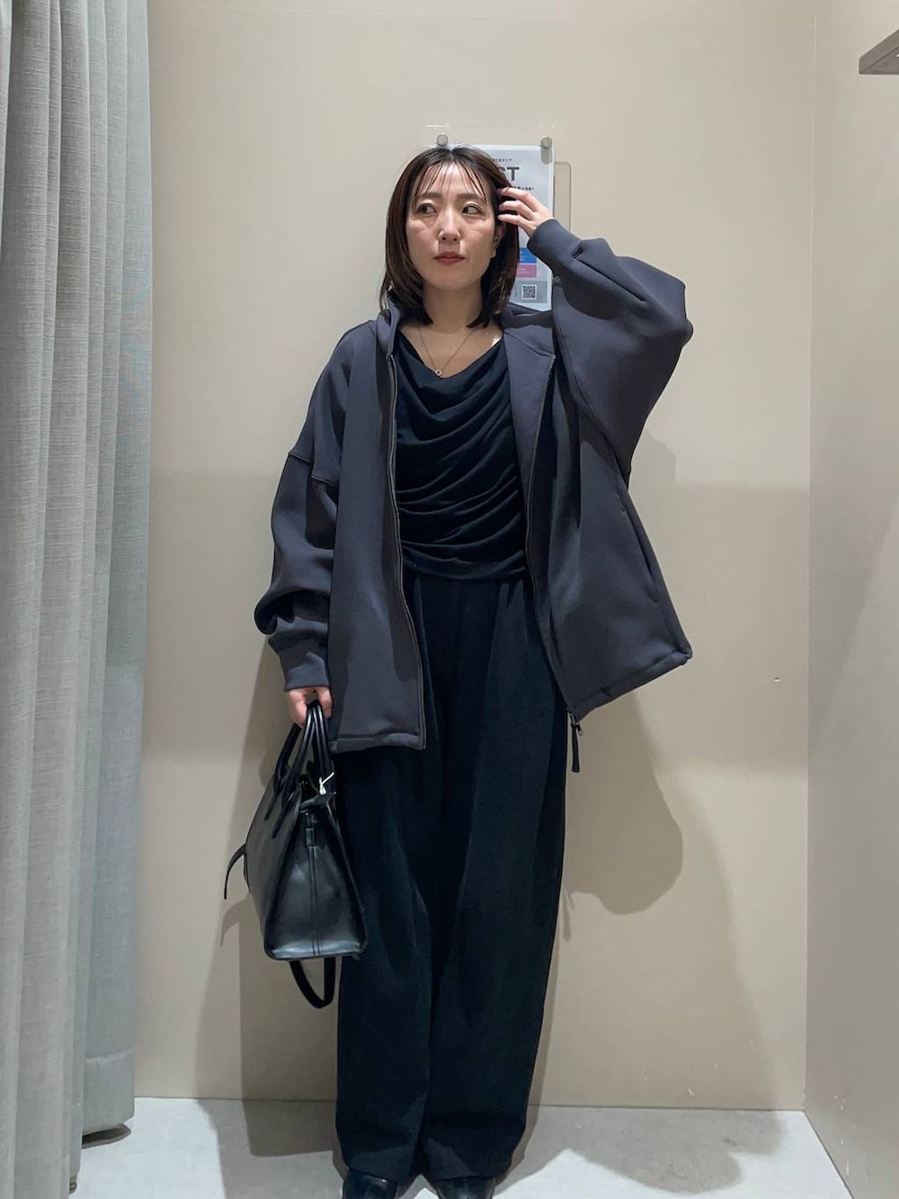 グレー系のパーカー、ブラック系のTシャツ/カットソーを着用したレディースの春コーディネートの2枚目の写真