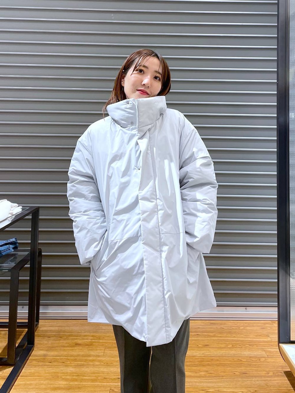 グレー系のその他パンツ、グレー系のニット/セーター、ホワイト系のTシャツ/カットソーを着用したレディースの秋コーディネートの6枚目の写真