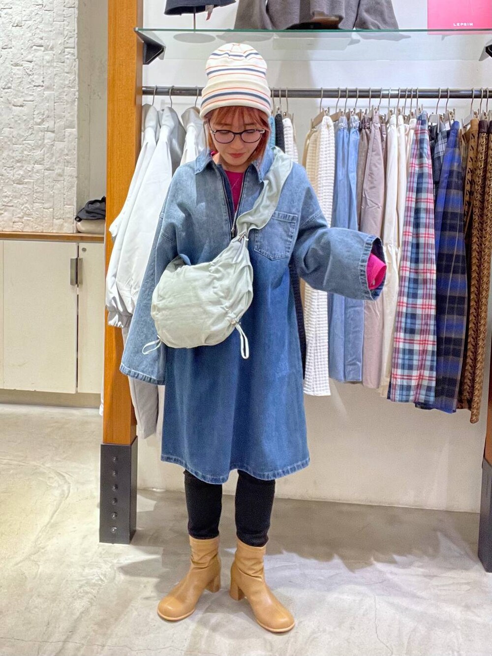 ブラック系のその他パンツ、ブラウン系のブーツ、グレー系のショルダーバッグを着用したレディースの冬コーディネートの2枚目の写真