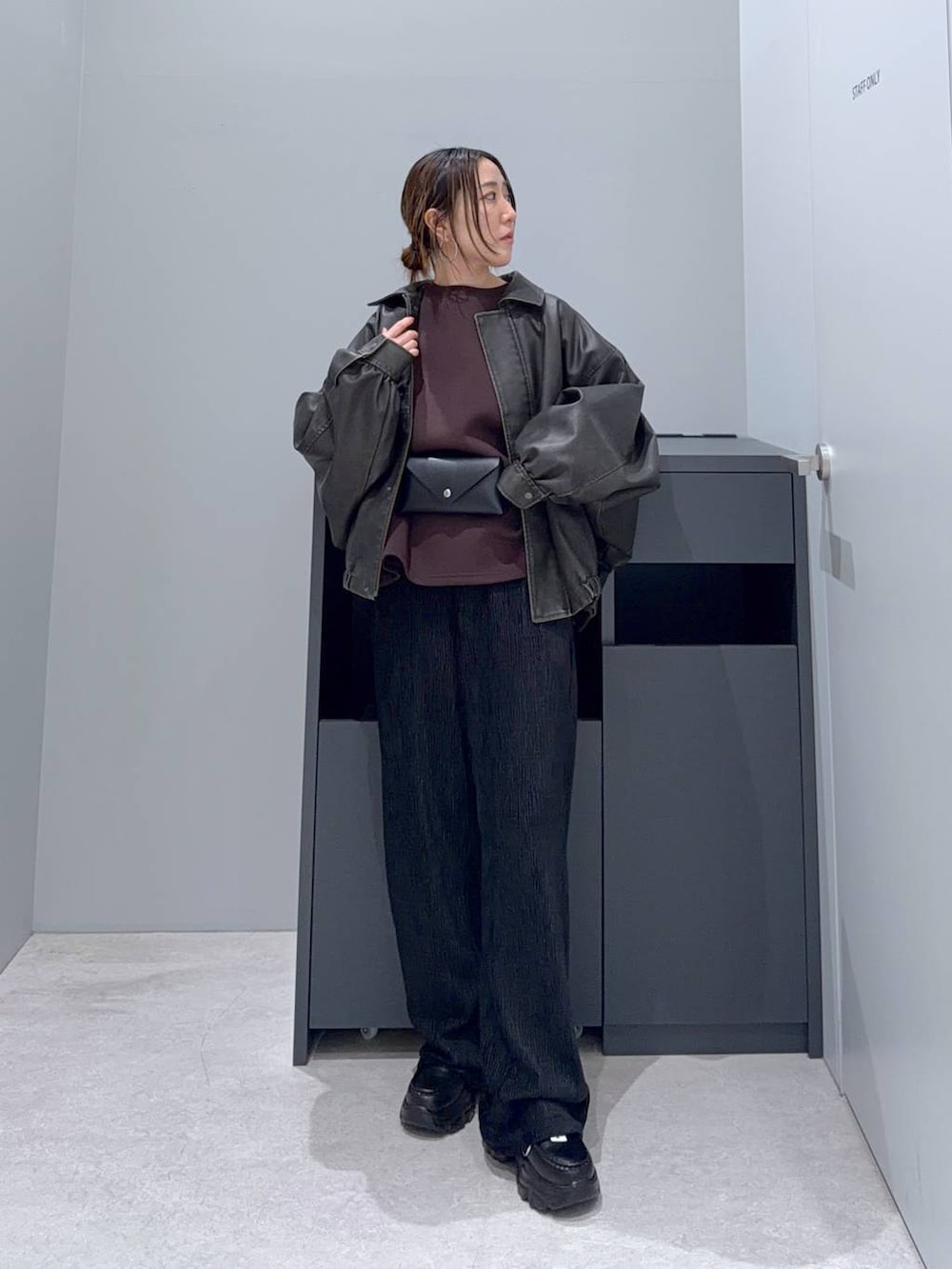 ブラック系のその他パンツ、ブラウン系のブルゾン、ブラウン系のTシャツ/カットソーを着用したレディースの秋コーディネートの2枚目の写真