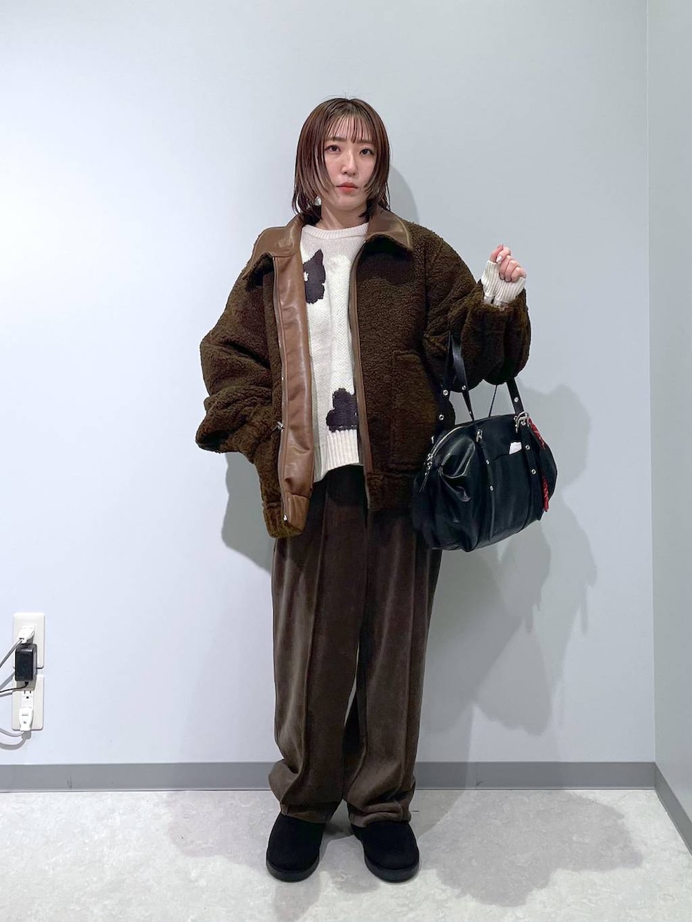 ブラウン系のその他パンツ、ブラウン系のブルゾン、ベージュ系のニット/セーターを着用したレディースの冬コーディネートの6枚目の写真