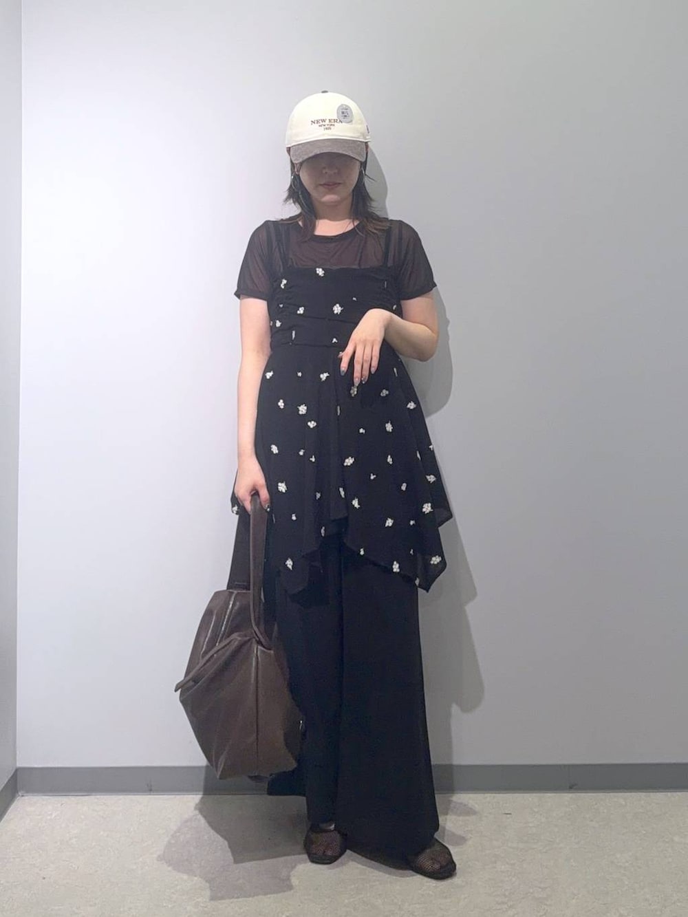 ブラック系のその他パンツ、ブラウン系のショルダーバッグ、ブラック系のTシャツ/カットソーを着用したレディースの夏コーディネートの2枚目の写真
