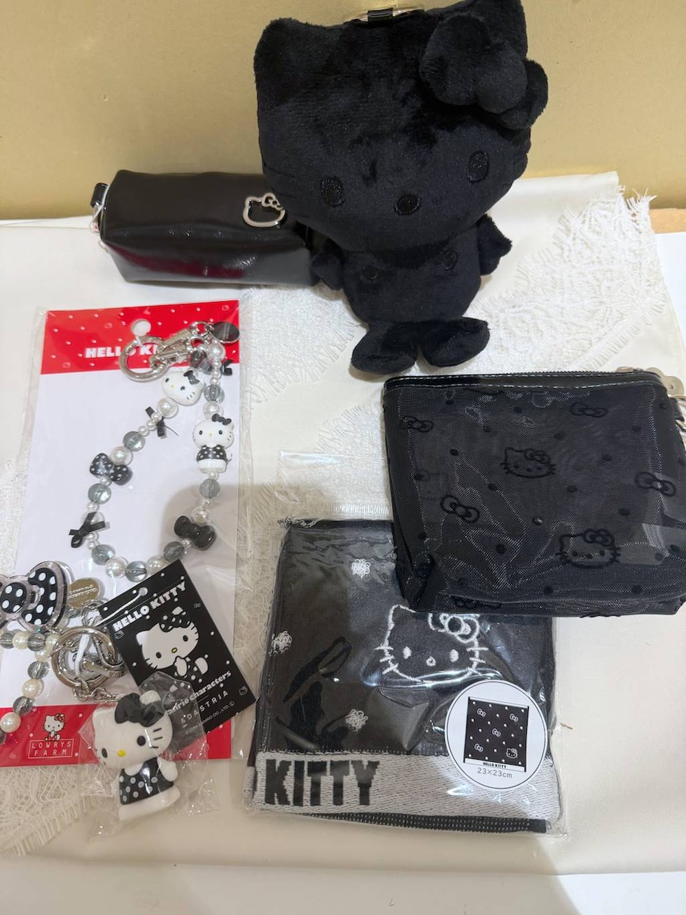 ブラック系のエコバッグ/サブバッグ、ブラック系のポーチ、ブラック系のポーチを着用したレディースの夏コーディネートの2枚目の写真