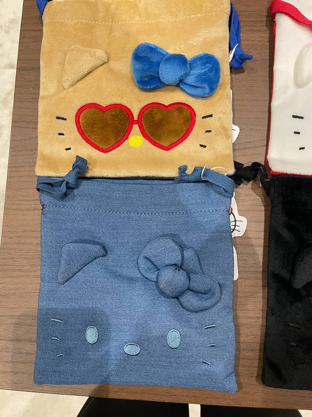 ブラック系のポーチを着用したレディースの冬コーディネートの3枚目の写真