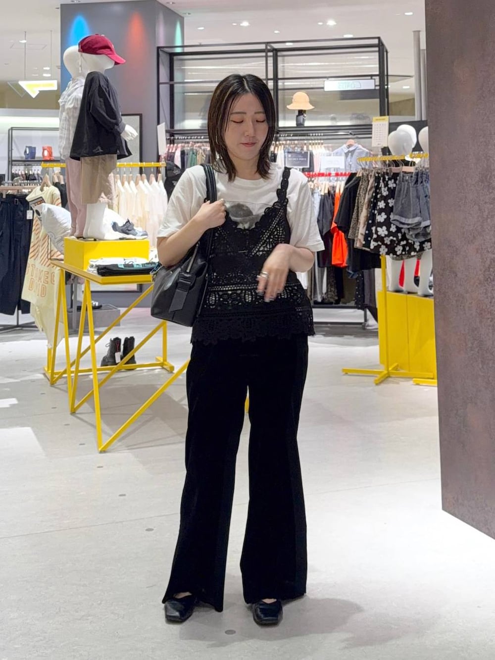 ブラック系のボストンバッグ、ホワイト系のTシャツ/カットソー、ブラック系のその他トップスを着用したレディースの夏コーディネートの2枚目の写真