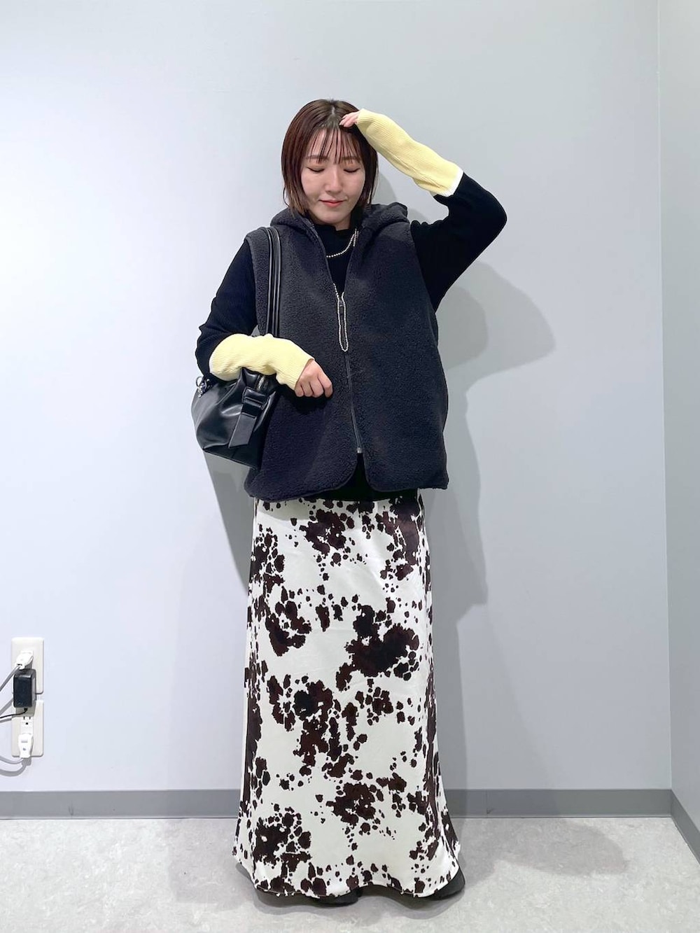 その他のスカート、ブラック系のボストンバッグ、ブラック系のニット/セーターを着用したレディースの冬コーディネートの3枚目の写真