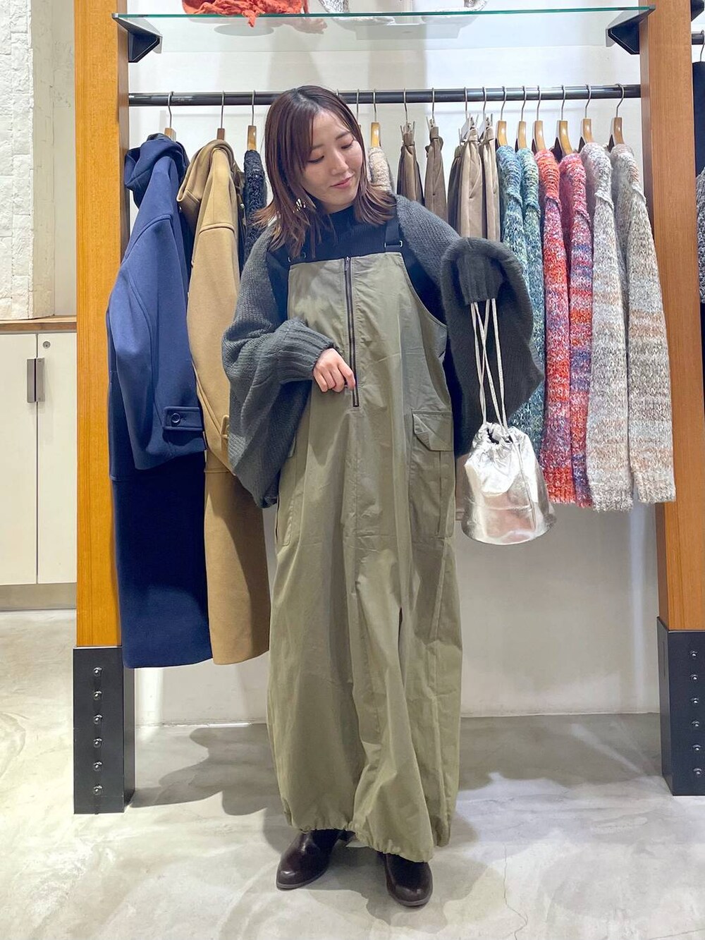 ブラック系のニット/セーター、グレー系のカーディガン/ボレロ、ブラウン系のブーツを着用したレディースの冬コーディネートの3枚目の写真