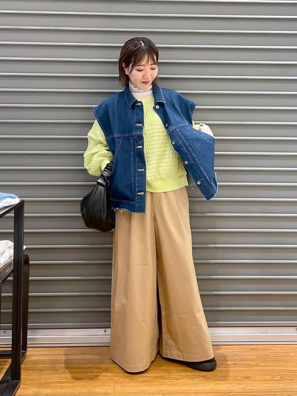 グリーン系のTシャツ/カットソー、ホワイト系のTシャツ/カットソー、ブルー系のベストを着用したレディースの春コーディネートの2枚目の写真