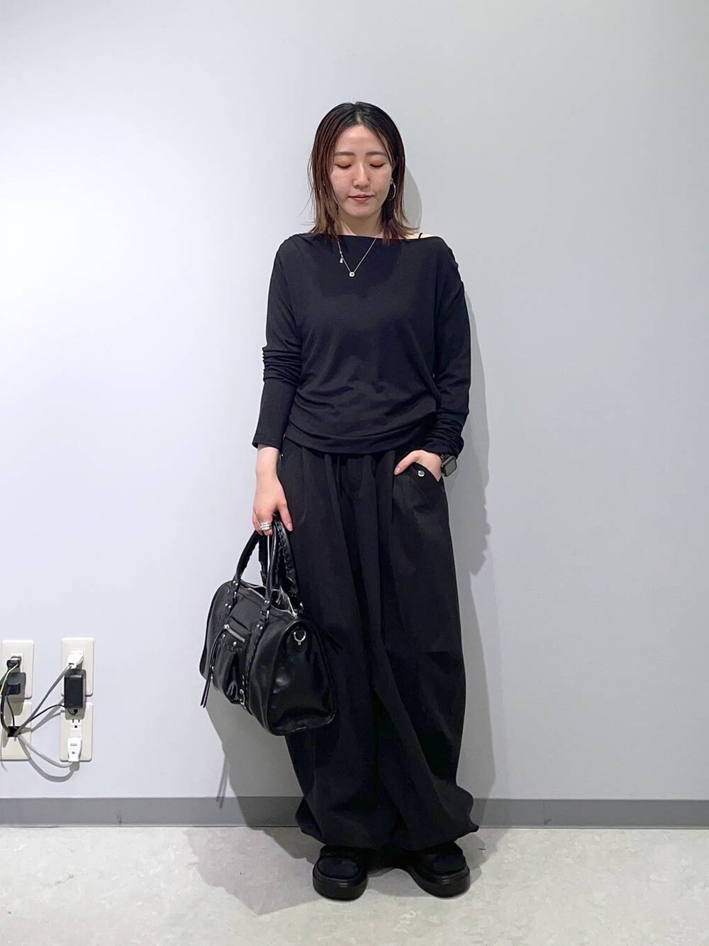 ブラック系のTシャツ/カットソー、ブラック系のサンダル、ブラック系のボストンバッグを着用したレディースの春コーディネートの2枚目の写真