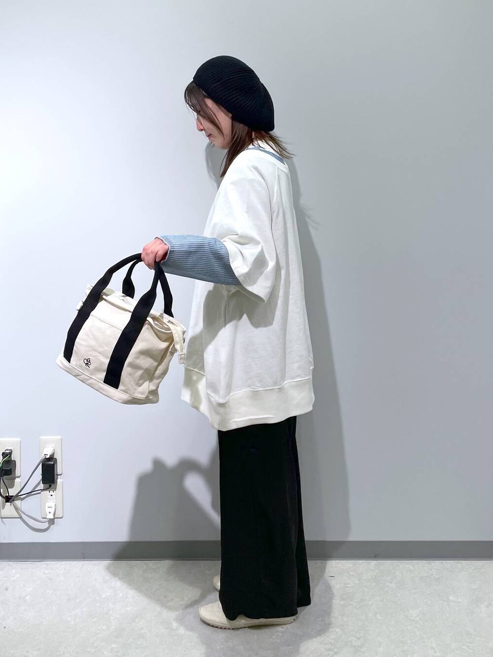 「低身長、カジュアル、ベーシック/シンプル、体型カバー、高見え、ゆったり、LEPSIM」｜「GLOBAL WORKの3ROOM2WAYキャンバストート/286161（トートバッグ、ホワイト系）」を使った、manaさん（レディース・153cm）の春コーディネートの2枚目の写真