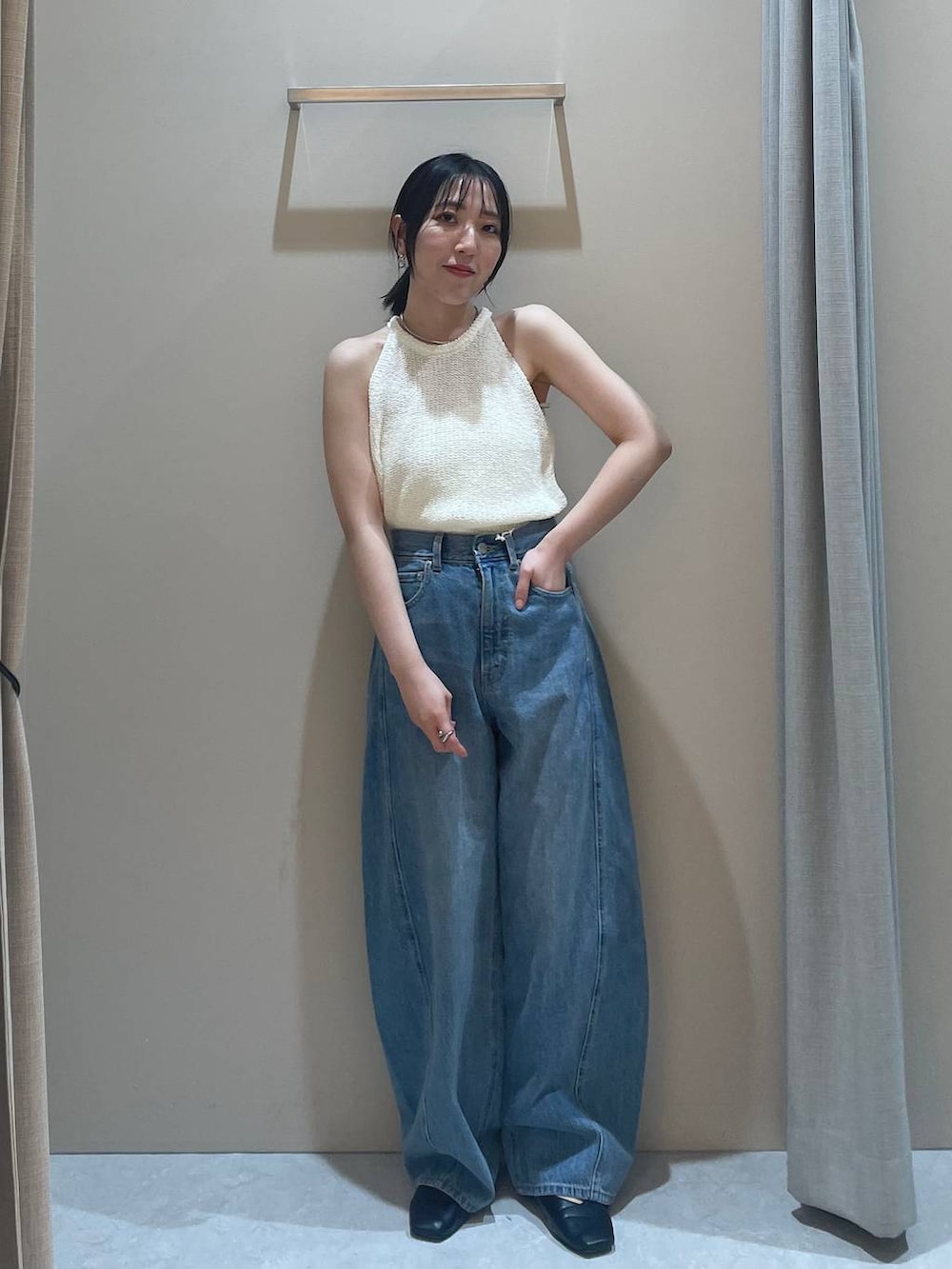 「高見え、低身長、カジュアル、ベーシック/シンプル、ゆったり、モノトーン、シンプルコーデ、大人カジュアル、きれいめカジュアル」｜「A part byのApbコクーンデニムパンツ≪追加3≫（デニムパンツ、ブルー系）」を使った、manaさん（レディース・153cm）の夏コーディネートの2枚目の写真