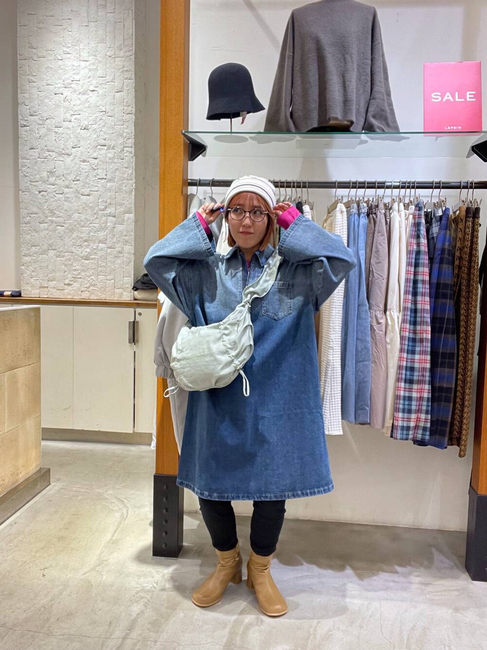 ブラック系のその他パンツ、ブラウン系のブーツ、グレー系のショルダーバッグを着用したレディースの冬コーディネートの4枚目の写真